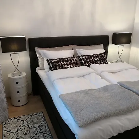 Charming Pine View Apartment